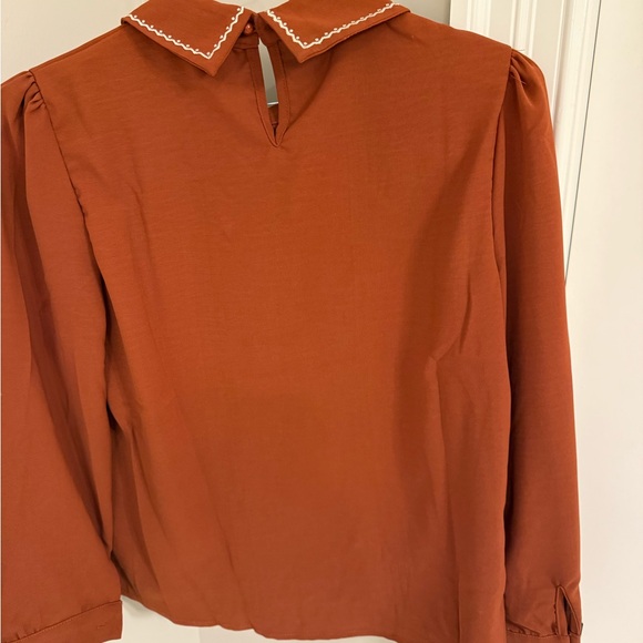 Chic Rust Blouse with White Detailing - Picture 6 of 7